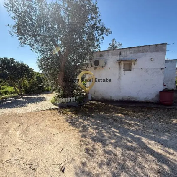 Villa via Contrada Tanusci, Latiano