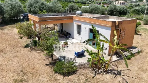 Villa via Contrata Laufi, Noto