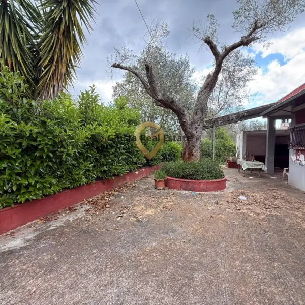 Villa via Contrada Specchia, Latiano