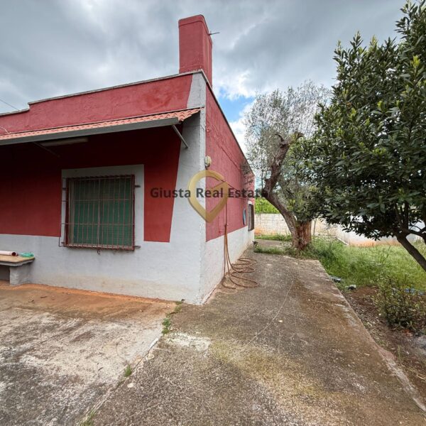 Villa via Contrada Specchia, Latiano