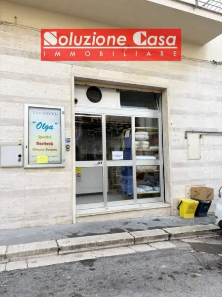 Immagine per Attività Commerciale in vendita a Canosa di Puglia via Salvatore di Giacomo 