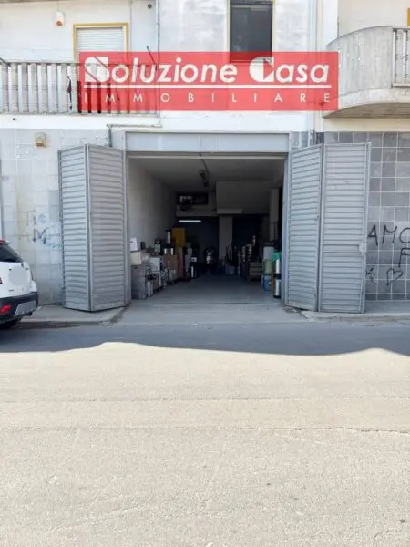 Locale Commerciale via Alcide De Gasperi, Canosa Di Puglia