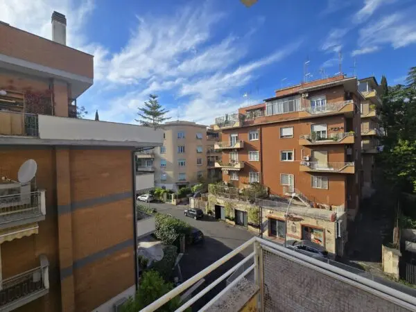 Trilocale via Montasio 41, Roma