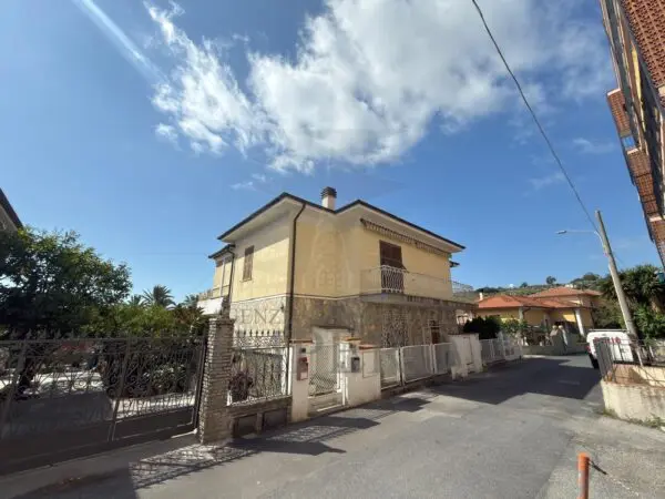 Quadrilocale via San Eugenio 7, Diano Castello
