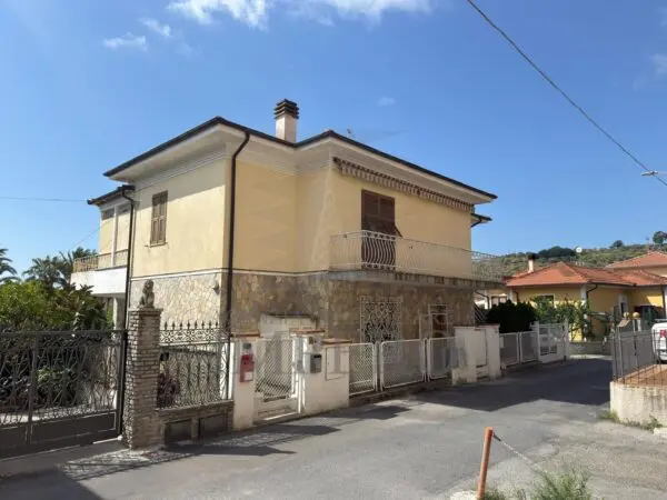 Quadrilocale via San Eugenio 7, Diano Castello