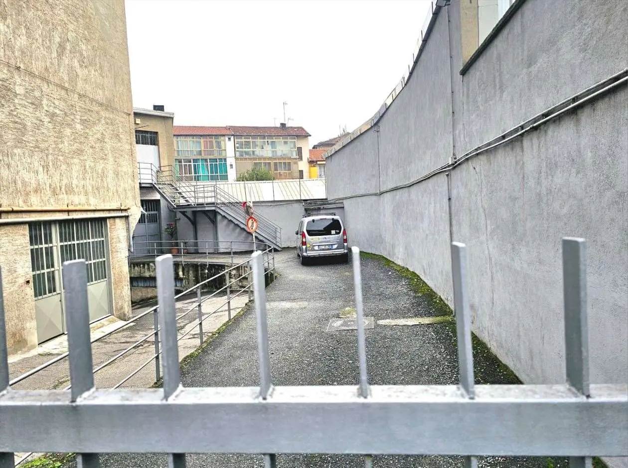 Immagine per Magazzino in vendita a Torino via Ciamarella 35