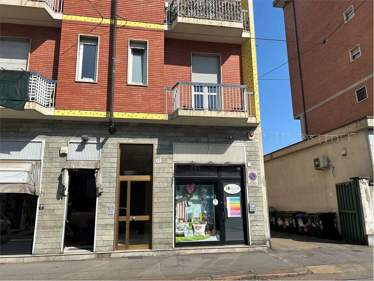 Immagine per Negozio in affitto a Torino via  La Thuile 25