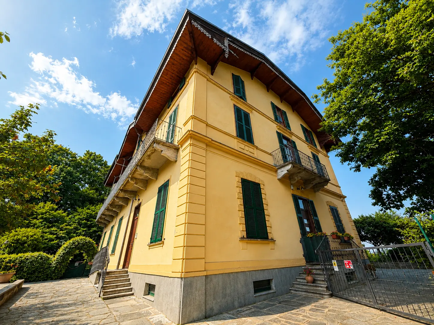 Immagine per ALPIGNANO – Esclusivo Ultimo Piano in Villa Ratti: Fascino Storico, Parco Condominiale e Box Auto