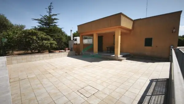 Villa via Km 42, Locorotondo