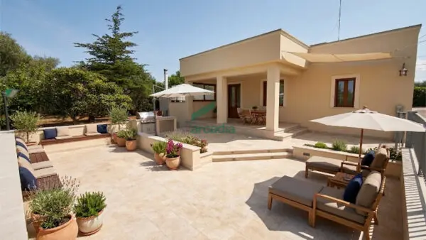 Villa via Km 42, Locorotondo