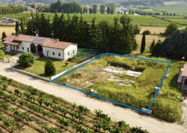 Immagine per Terreno Edificabile in vendita a Valdastico VIA MADONNA DEI PRATI 