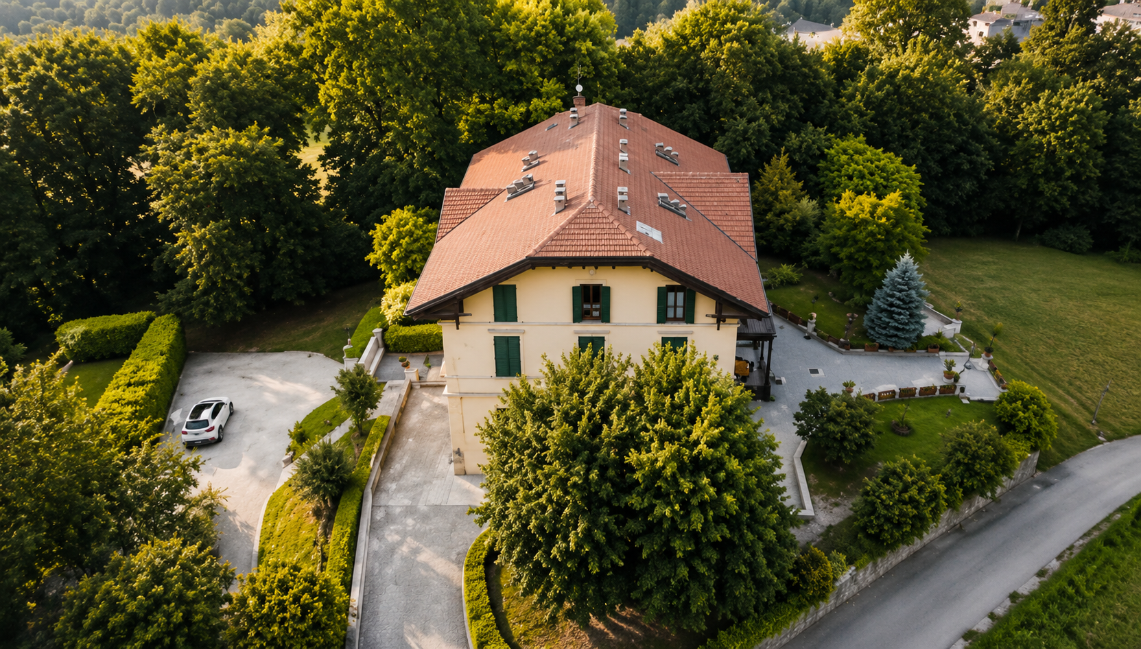 Immagine per ALPIGNANO – Esclusivo Ultimo Piano in Villa Ratti: Fascino Storico, Parco Condominiale e Box Auto