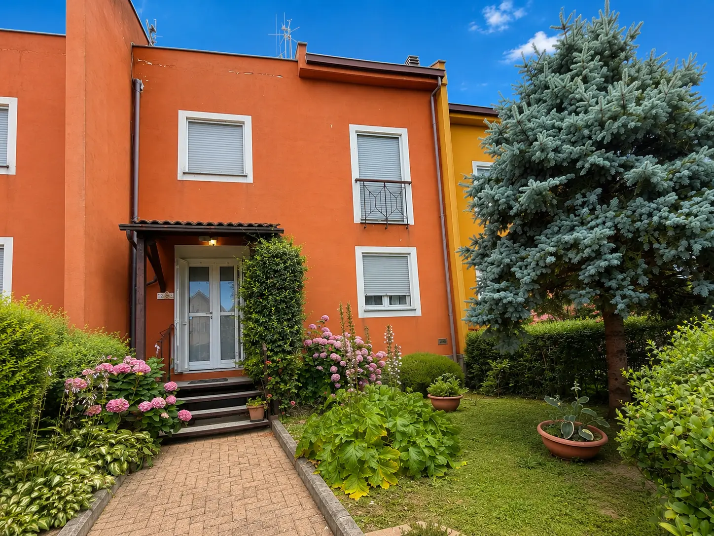 Immagine per CASELETTE – Prestigiosa Villa a Schiera in Nuda Proprietà con Giardino e Box Auto