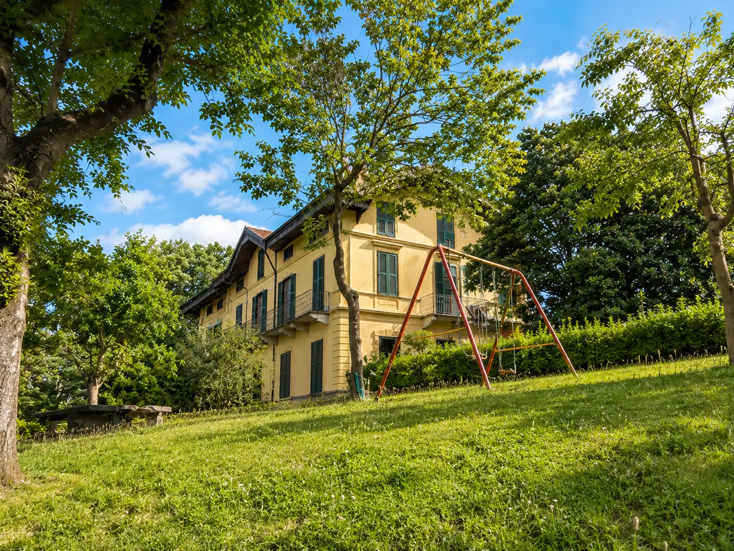 Immagine per ALPIGNANO – Esclusivo Ultimo Piano in Villa Ratti: Fascino Storico, Parco Condominiale e Box Auto