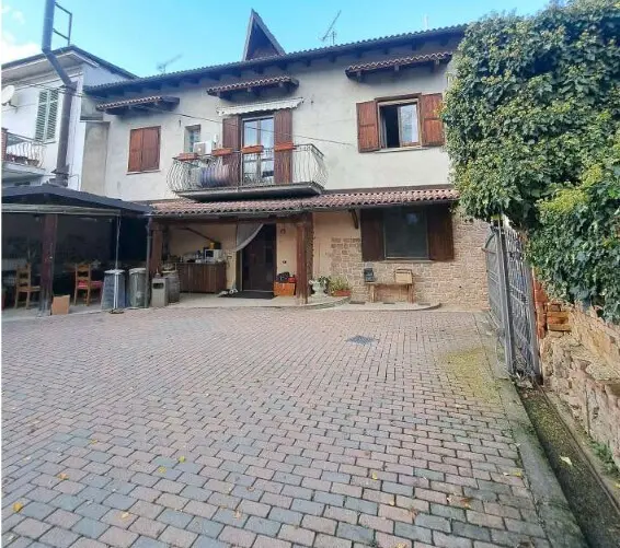 Villa via Della Repubblica 23, Incisa Scapaccino