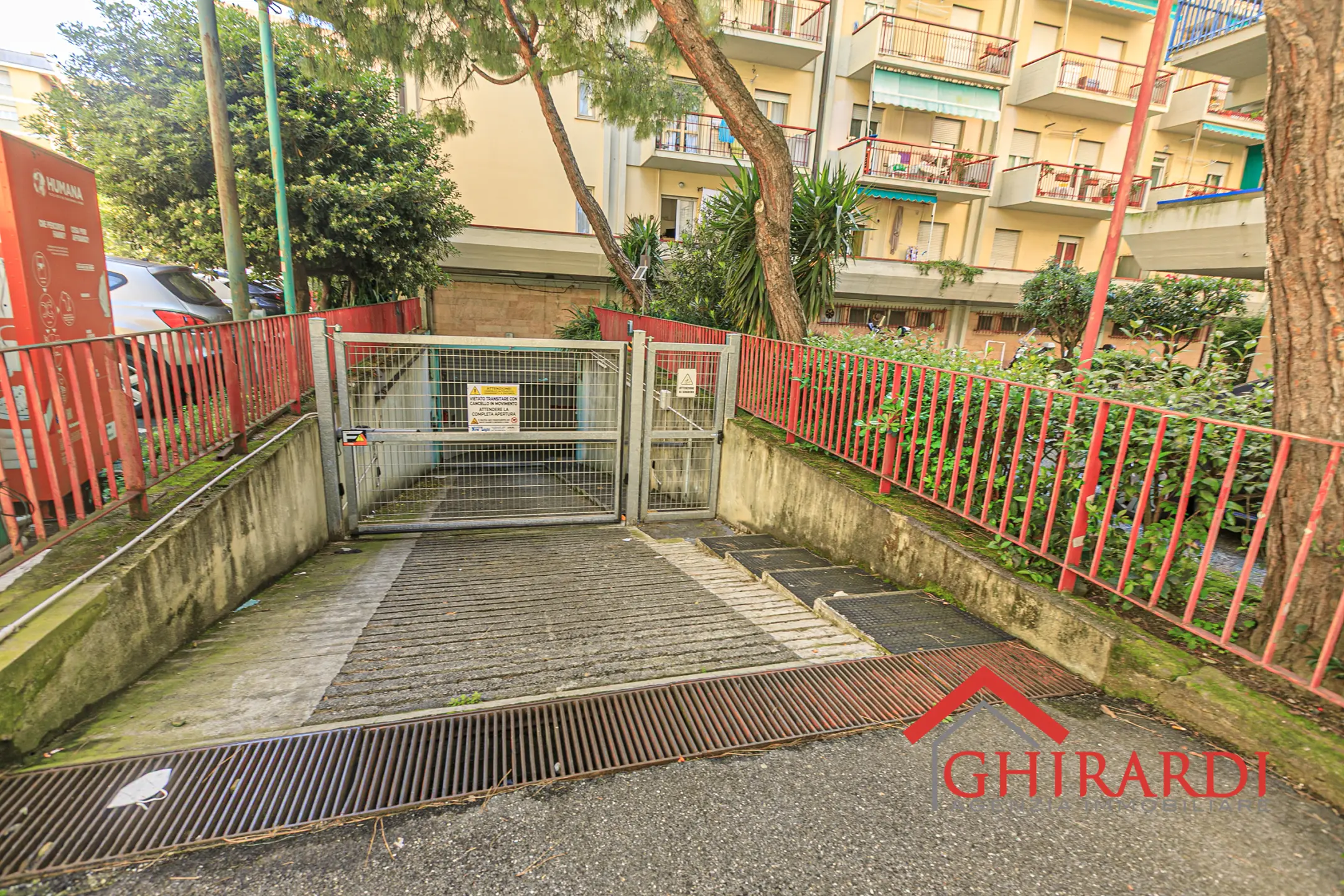 Immagine per Locale commerciale in affitto a Genova via Chiaravagna