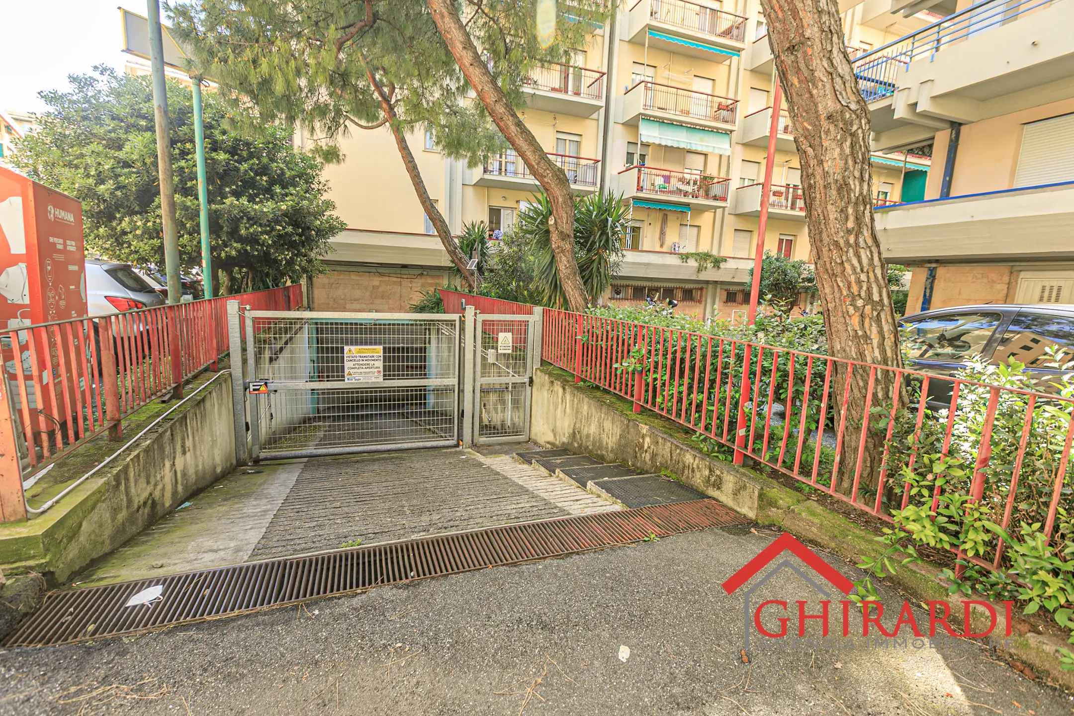Immagine per Locale commerciale in affitto a Genova via Chiaravagna