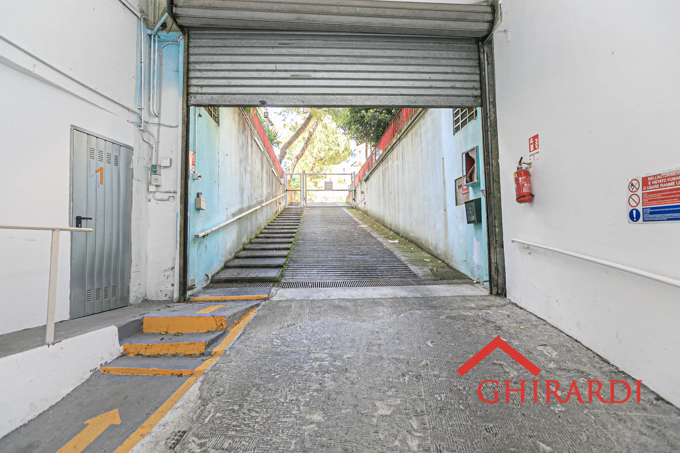 Immagine per Locale commerciale in affitto a Genova via Chiaravagna