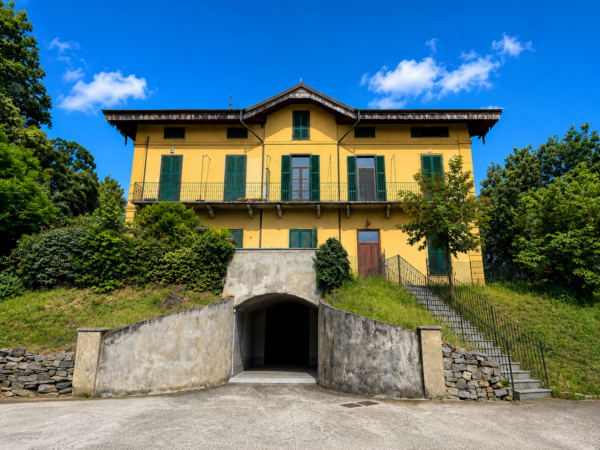 Immagine per ALPIGNANO – Esclusivo Ultimo Piano in Villa Ratti: Fascino Storico, Parco Condominiale e Box Auto