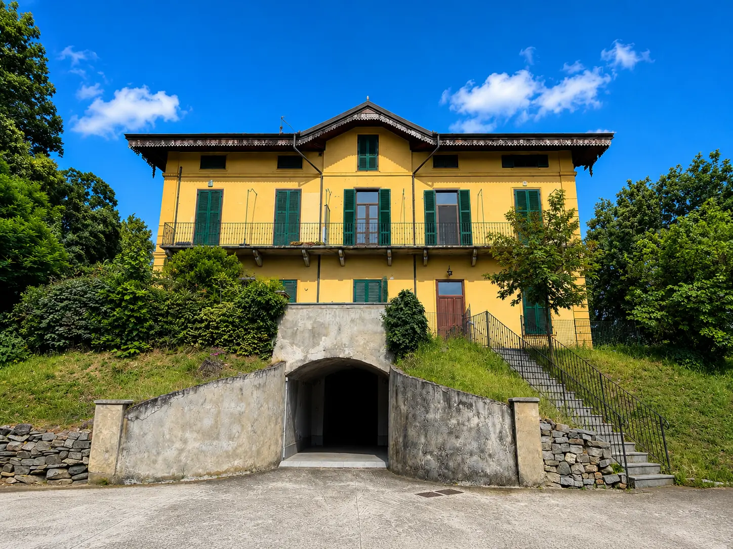 Immagine per ALPIGNANO – Esclusivo Ultimo Piano in Villa Ratti: Fascino Storico, Parco Condominiale e Box Auto