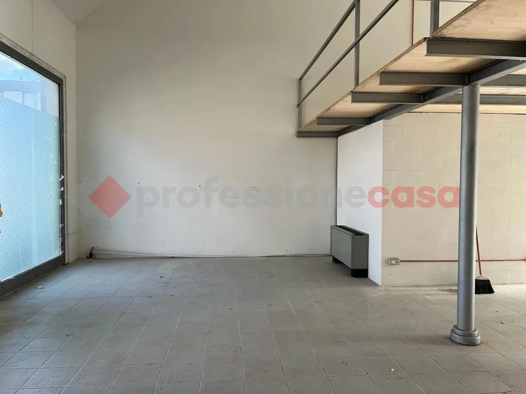 Immagine per Negozio in affitto a Arezzo via Largo I Maggio