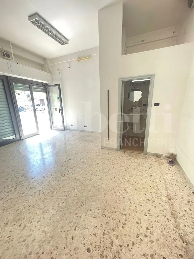 Immagine per Negozio in vendita a Barletta via Vitrani