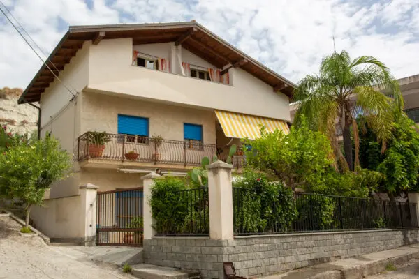 Villa Trifamiliare viale Aldo Moro 5, Bova Marina