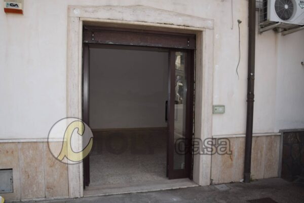 Locale Commerciale via 13, Cassino