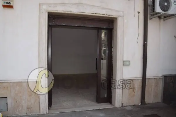 Locale Commerciale via 13, Cassino