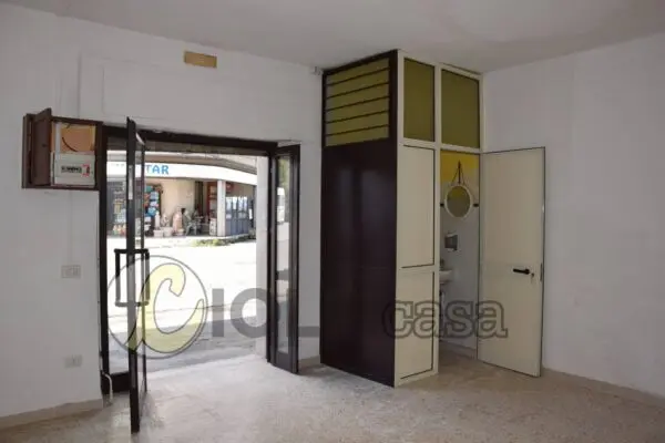 Locale Commerciale via 13, Cassino