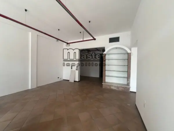 Negozio via Castagnole Centro, Paese