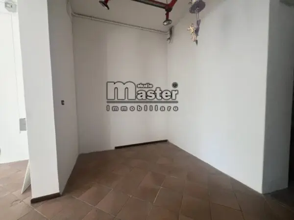 Negozio via Castagnole Centro, Paese