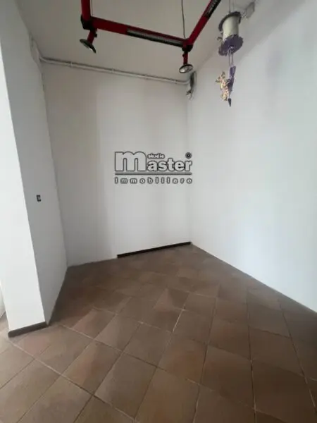 Negozio via Castagnole Centro, Paese