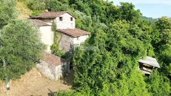Casale via Domazzano 8, Borgo A Mozzano