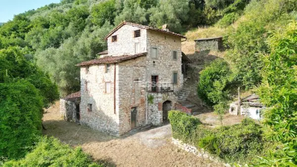 Casale via Domazzano 8, Borgo A Mozzano
