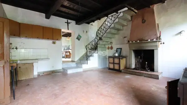 Casale via Domazzano 8, Borgo A Mozzano