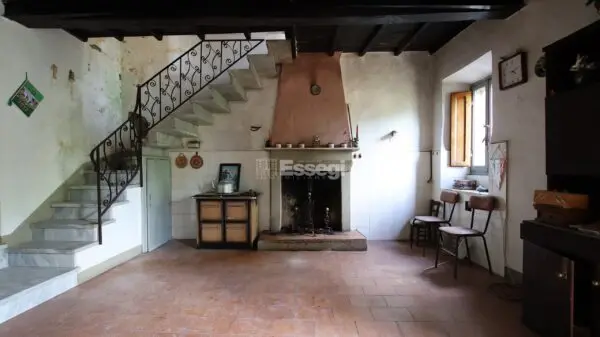 Casale via Domazzano 8, Borgo A Mozzano