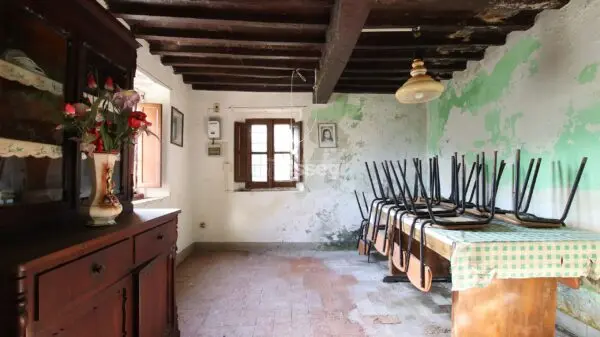 Casale via Domazzano 8, Borgo A Mozzano