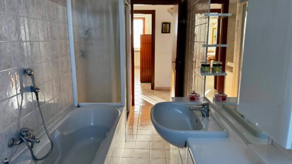 Appartamento via Einaudi 56, Venegono Superiore