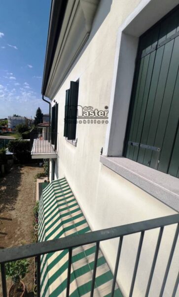 Appartamento via Ferrini, Paese