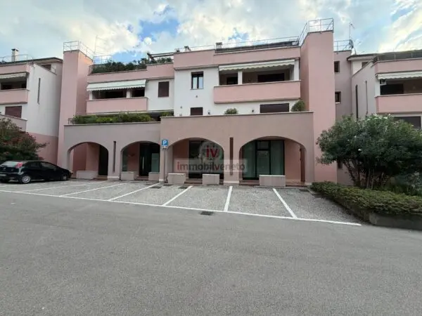 Negozio piazza Giovanni Paolo Ii, Chiampo