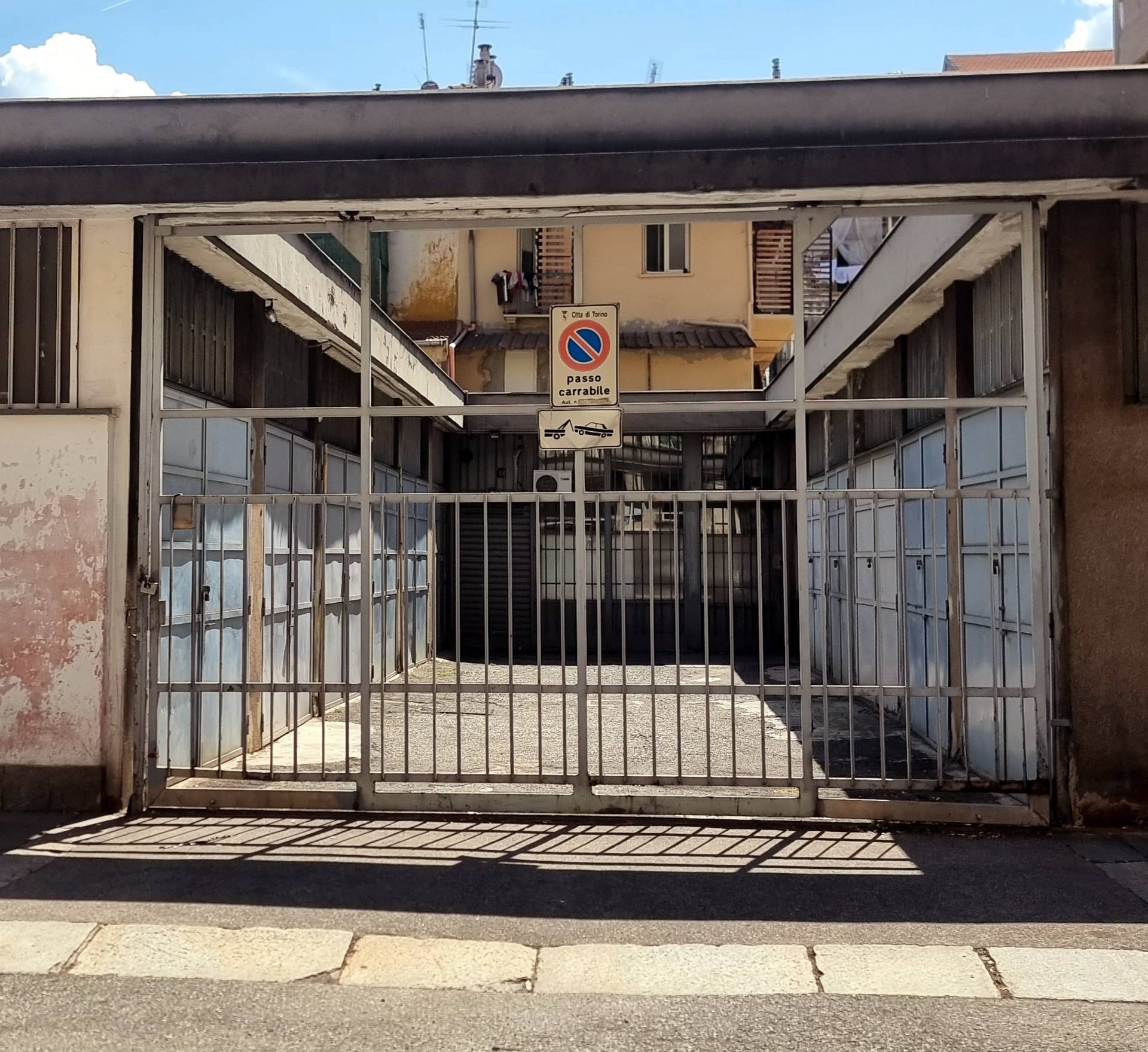 Immagine per Locale Commerciale in vendita a Torino Via Desana 7