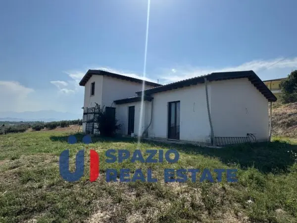 Villa via Contrada Razzano, Morro D'Oro