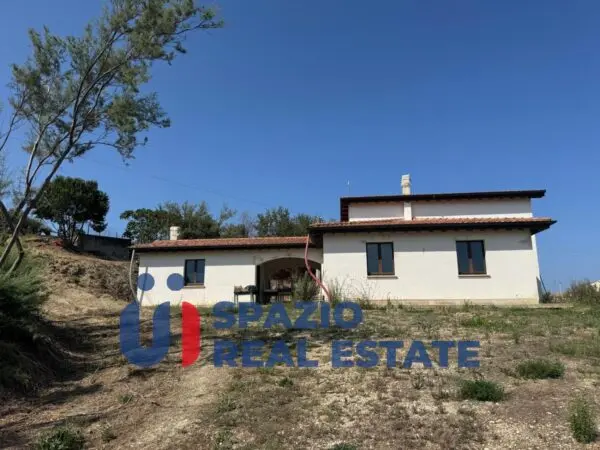 Villa via Contrada Razzano, Morro D'Oro