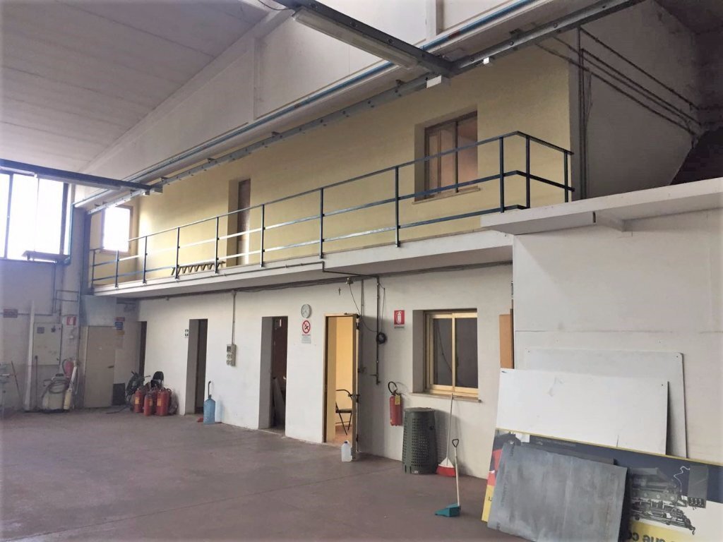 Immagine per Industriale in vendita a Lucca via Delle Città Gemelle